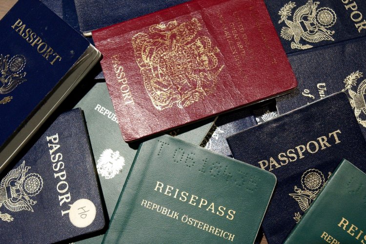 ألوان جوازات السفر وأسبابها 