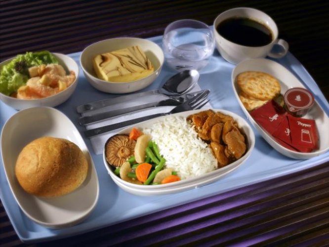 طيران الامارات توفر وجبات افطار للصائمين على متن رحلاتها في رمضان