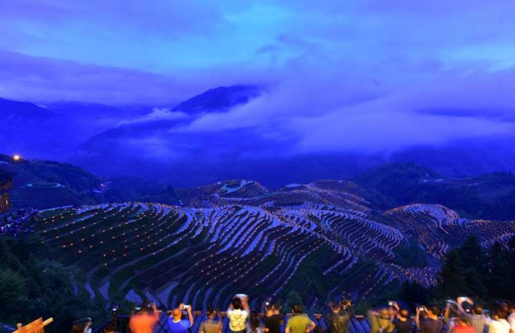 المشاعل تضئ الحقول في مهرجان محلي في الصين