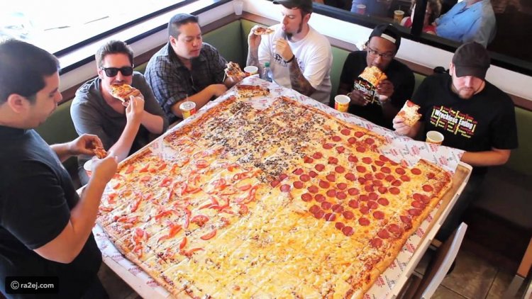 مطعم يقدم لزبائنه أكبر بيتزا في العالم ويدخل موسوعة غينيس