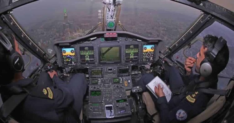 صورة لاثنين من رجال طيران الامن فوق سماء الحرم المكي