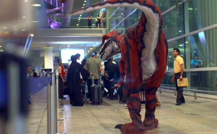 ديناصورات تتجول في مطار دبي العالمي