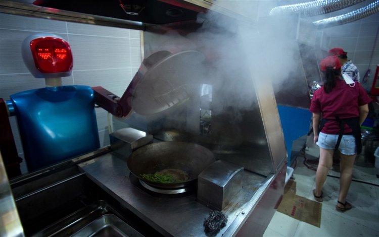 روبوت يطهو الطعام 