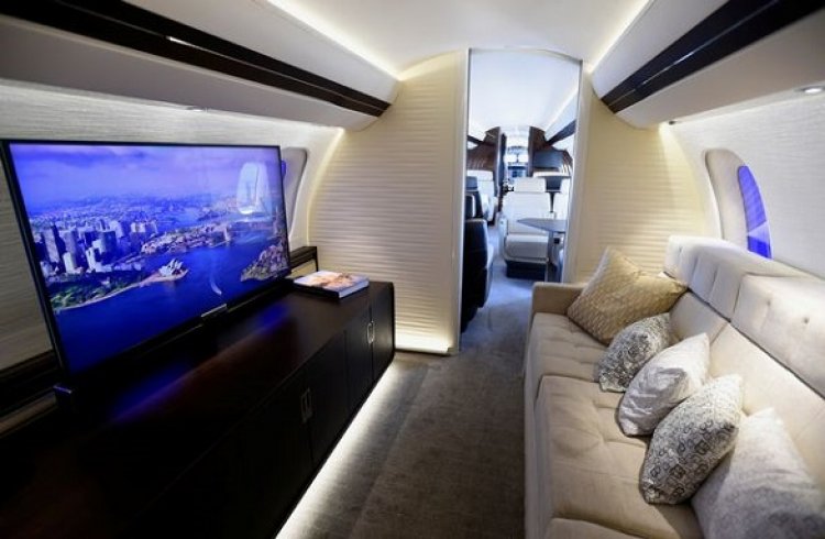 شاشة تلفزيون كبيرة وأريكة مريحة في الطائرة