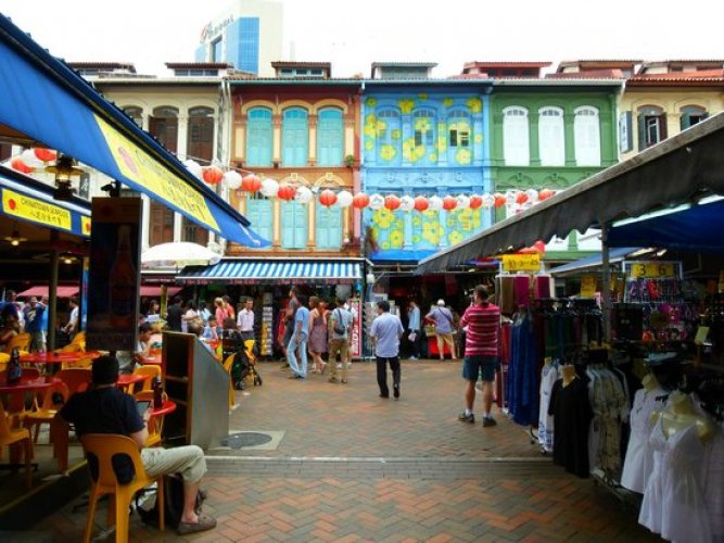 السياح في الحي الصيني بسنغافورة