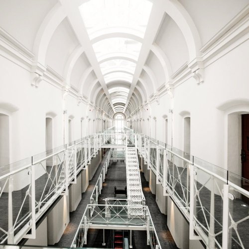 زنزانات السجن التي تحولت لغرف