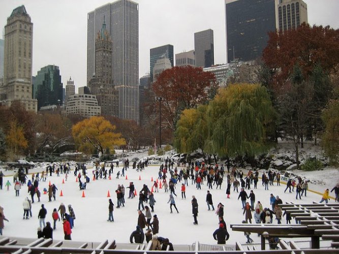 السياح يستمتعون بالتزحلق علي الجليد في نيويورك