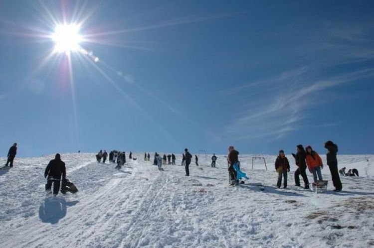 السياح يستمتعون بالتزلج في جبل إيلما