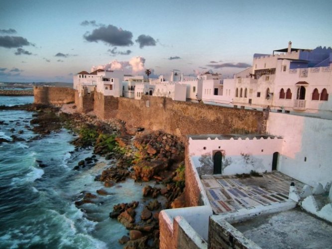 المنازل تطل على ساحل المغرب