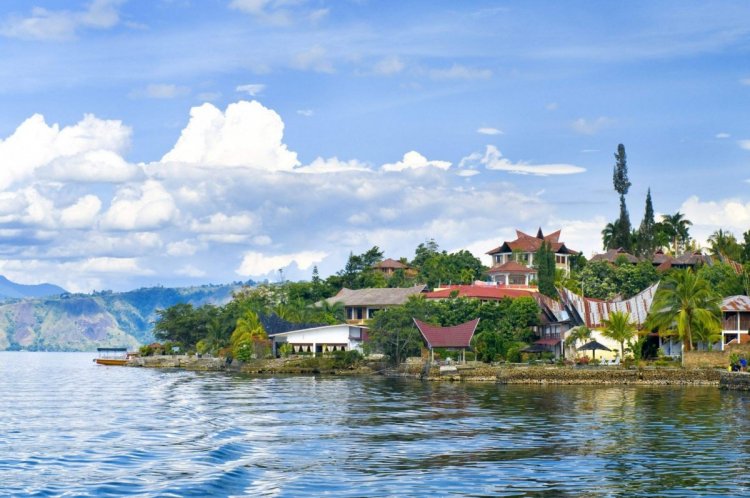 بحيرة توبا في إندونيسيا