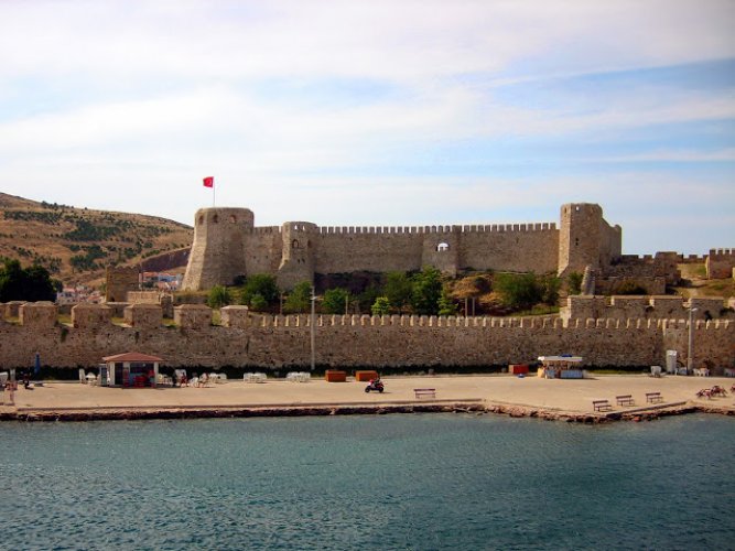 اطلالة قلعة بوزكادا الساحرة في تركيا