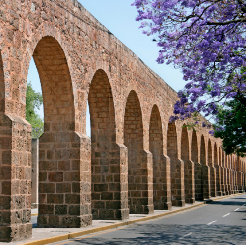 الجدران القديمة في مدينة موريليا بالمكسيك