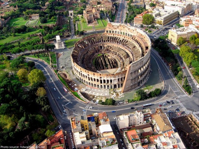لقطة جوية للمسرح الروماني 