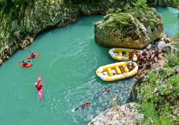 السياحة في نهر نيريتفا في موستار البوسنة والهرسك