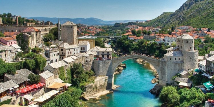 الجسر القديم في موستار البوسنة والهرسك