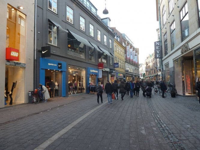 السياح في شارع ستروجيت في كوبنهاجن الدنمارك