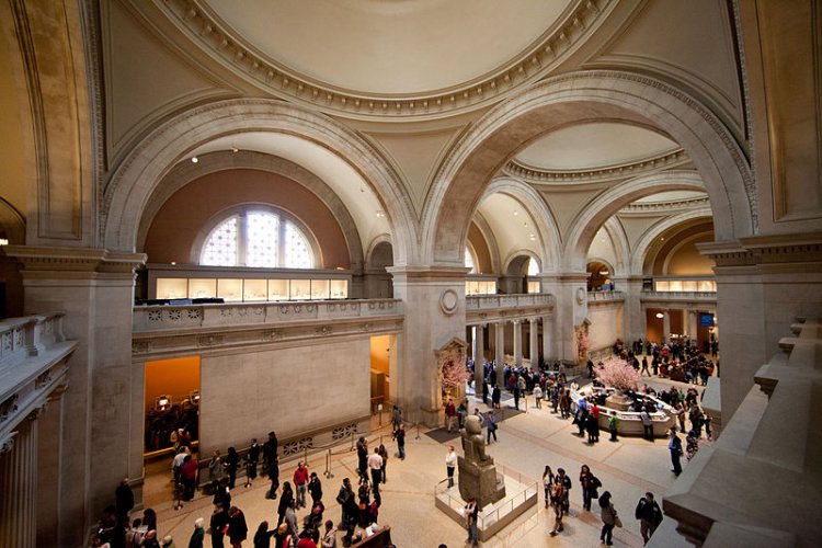 السياح في متحف متروبوليتان في نيويورك
