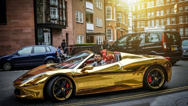 سيارات مطلية بالذهب في دبي