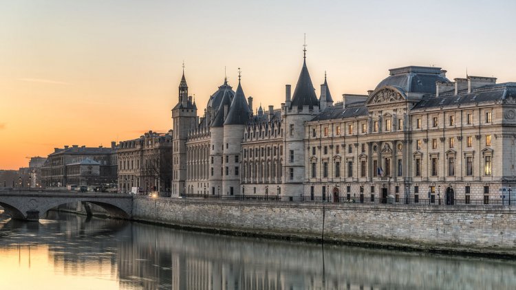 متحف قصر كونسييرجيرى في باريس فرنسا