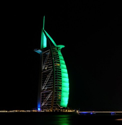 الإمارات تكتسي باللون الأخضر
