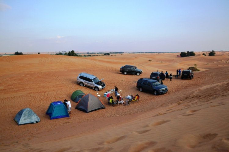 التخييم في صحراء دبي