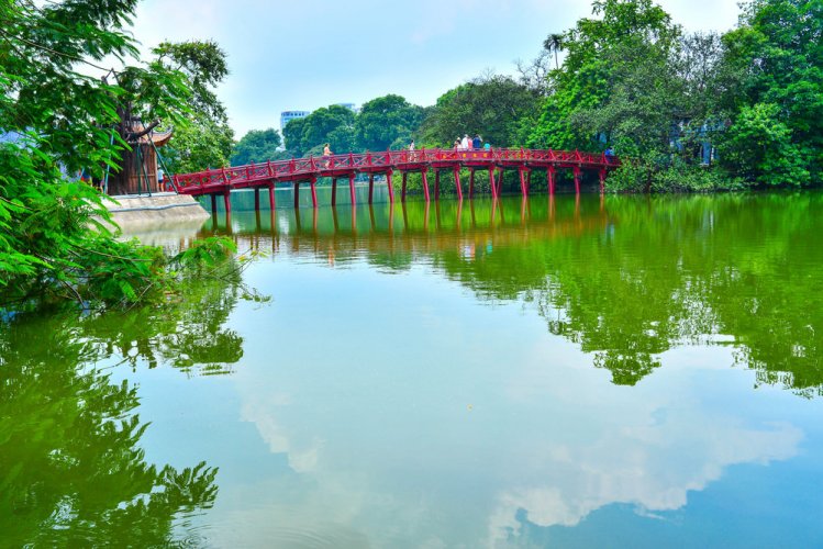 الجسر الأحمر في بحيرة هوان كيم هانوي