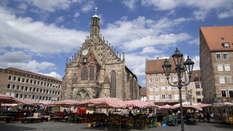 السوق الرئيسي Hauptmarkt في نورمبرغ ألمانيا