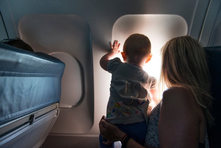 طفل في الطائرة