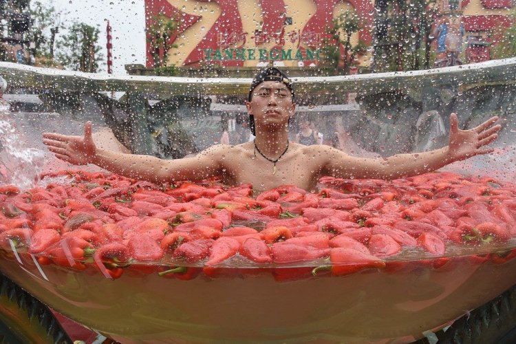 شخص في مسابقة أكل الفلفل الحار الصينية