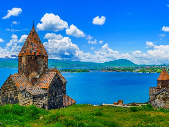 بحيرة سيفان في أرمينيا 
