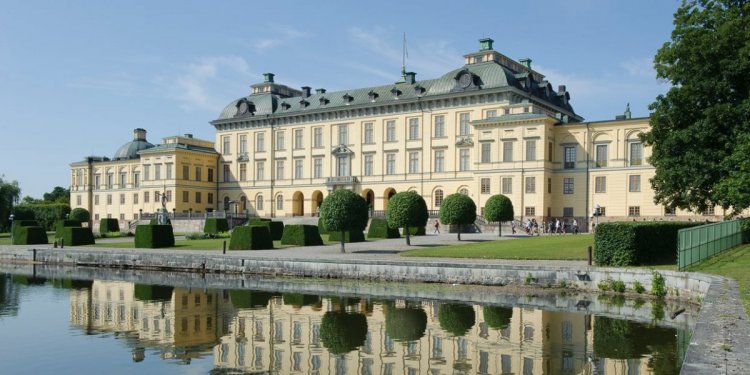 قصر دروتنينغهولم في ستوكهولم