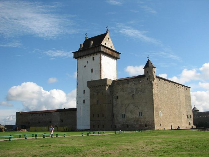 قلعة نارفا في إستونيا