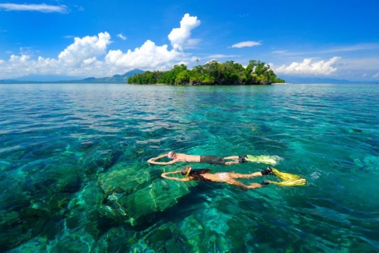 جزيرة بوناكين في إندونيسيا