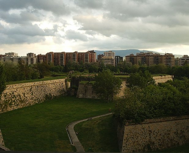 القلعة و فويلتا ديل كاستيلو بارك في بامبلونا اسبانيا