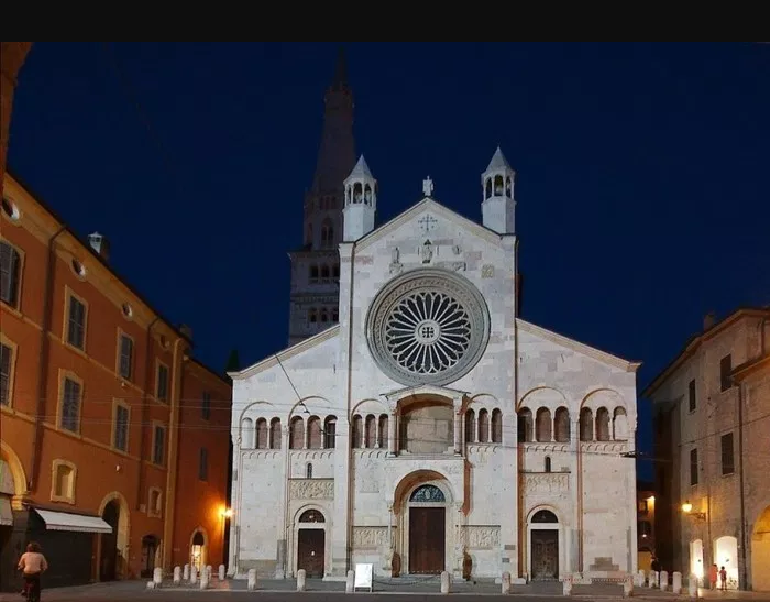 كاتدرائية مودينا في إيطاليا