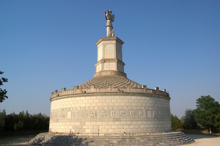 النصب التذكاري تروبيوم تراياني في مدينة كونستانتا الرومانية