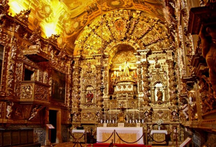 المنحوتات الذهبية في كنيسة سانتو أنطونيو في مدينة لاغوس