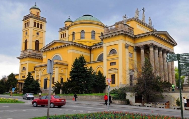 كاتدرائية إيجر في مدينة إيجر هنغاريا
