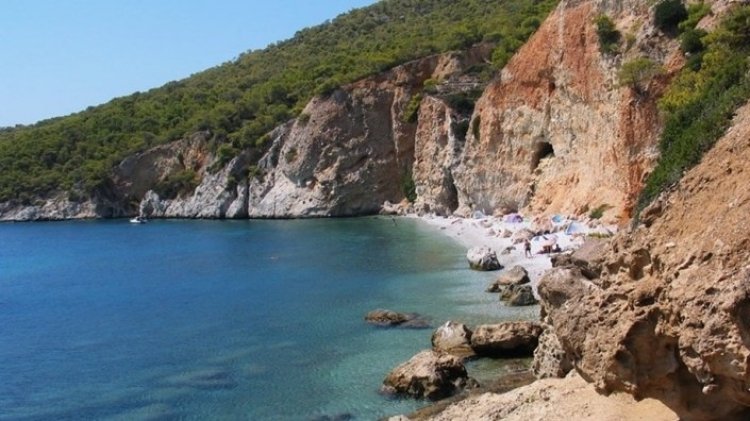 شاطئ شاليكيادا في اليونان