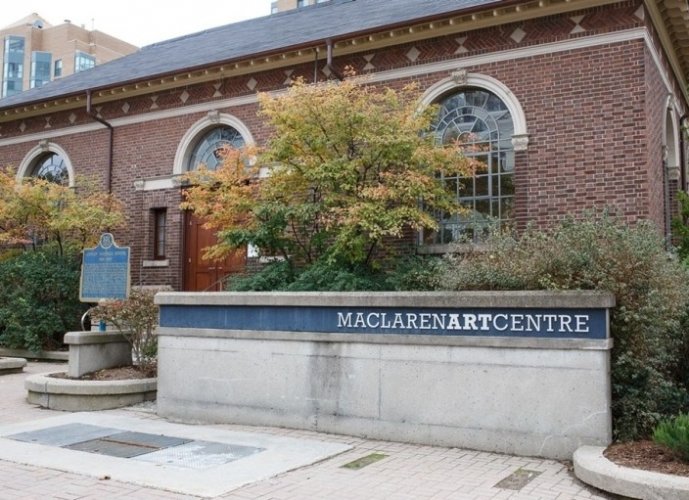 مركز ماكلارين للفنون في مدينة باري الكندية