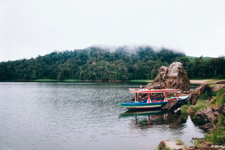 بحيرة سيتو باتينقان في منطقة تشيبودي الإندونيسية