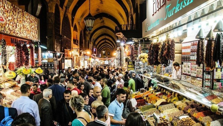 بازار التوابل في منطقة إمينونو التركية