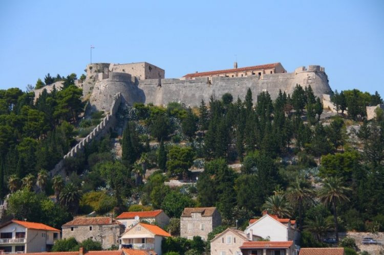 قلعة فورتيكا في جزيرة هفار كرواتيا