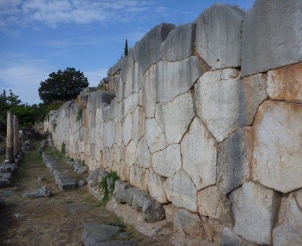 الجدار متعدد الاضلاع في نافباكتوس اليونانية