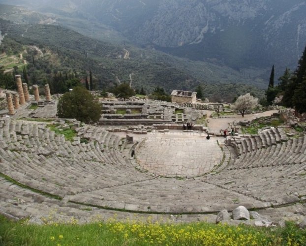 المسرح القديم في نافباكتوس اليونانية