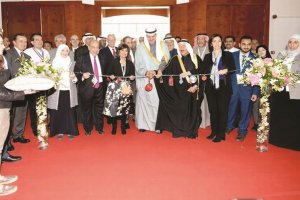 الشيخ سلمان الحمود ونبيلة العنجري وجواد بوخمسين يقصون شريط الافتتاح	