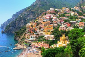 ساحل أمالفي احد اهم الاماكن السياحية في ايطاليا .