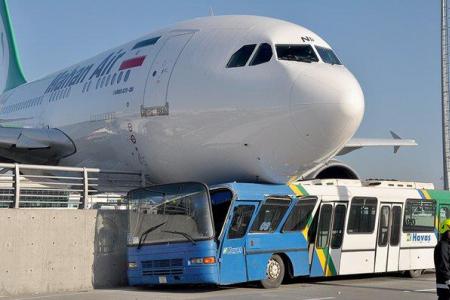 طائرة إيرانية تحط على سطح حافلة عند هبوطها في مطار اسطنبول