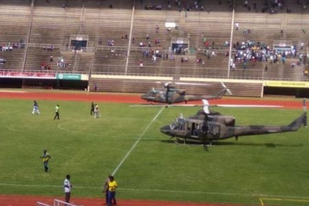 فريق يصل إلى الملعب بطائرة هليكوبتر