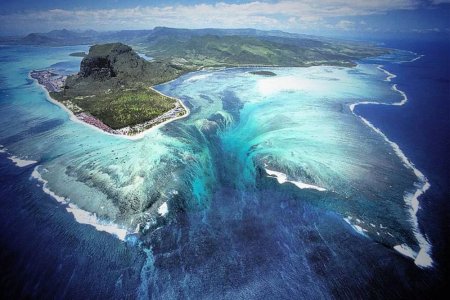 شلال تحت الماء في جزر موريشيوس